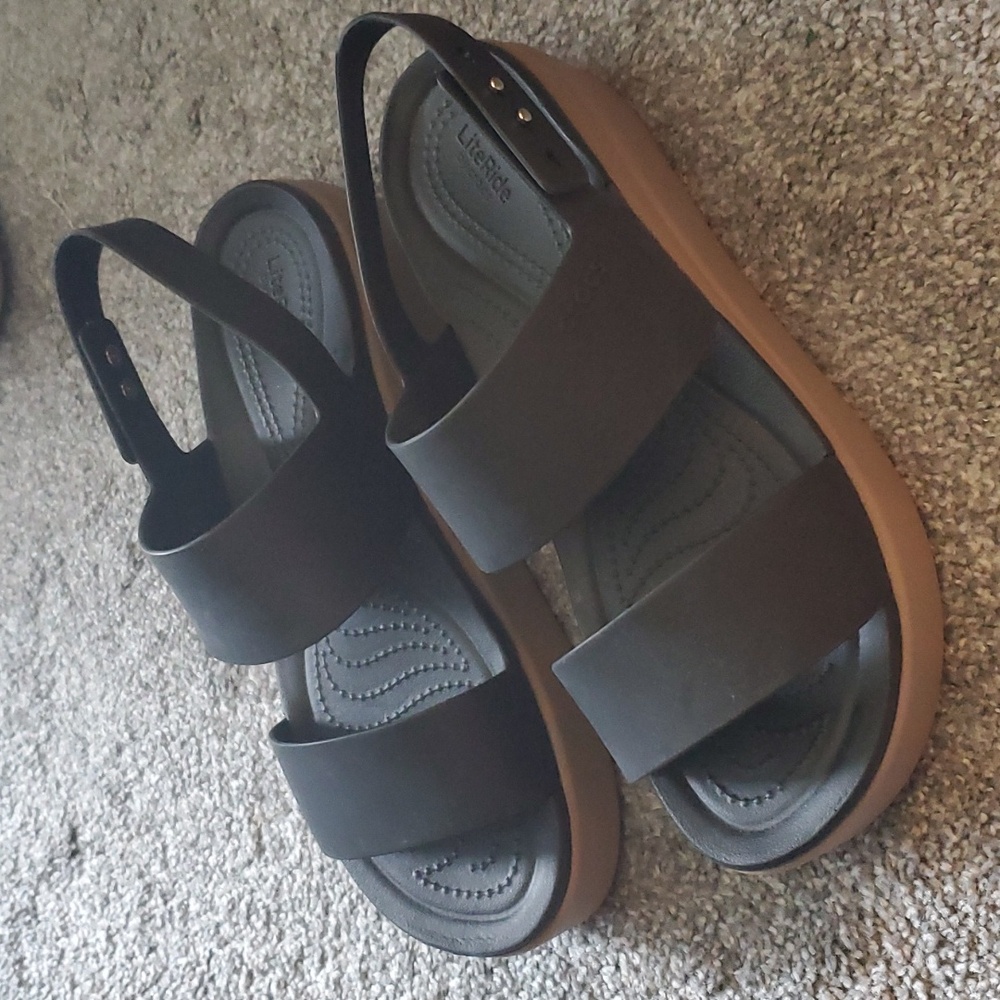 New sz 9 Crocs Brooklyn wedge sandals